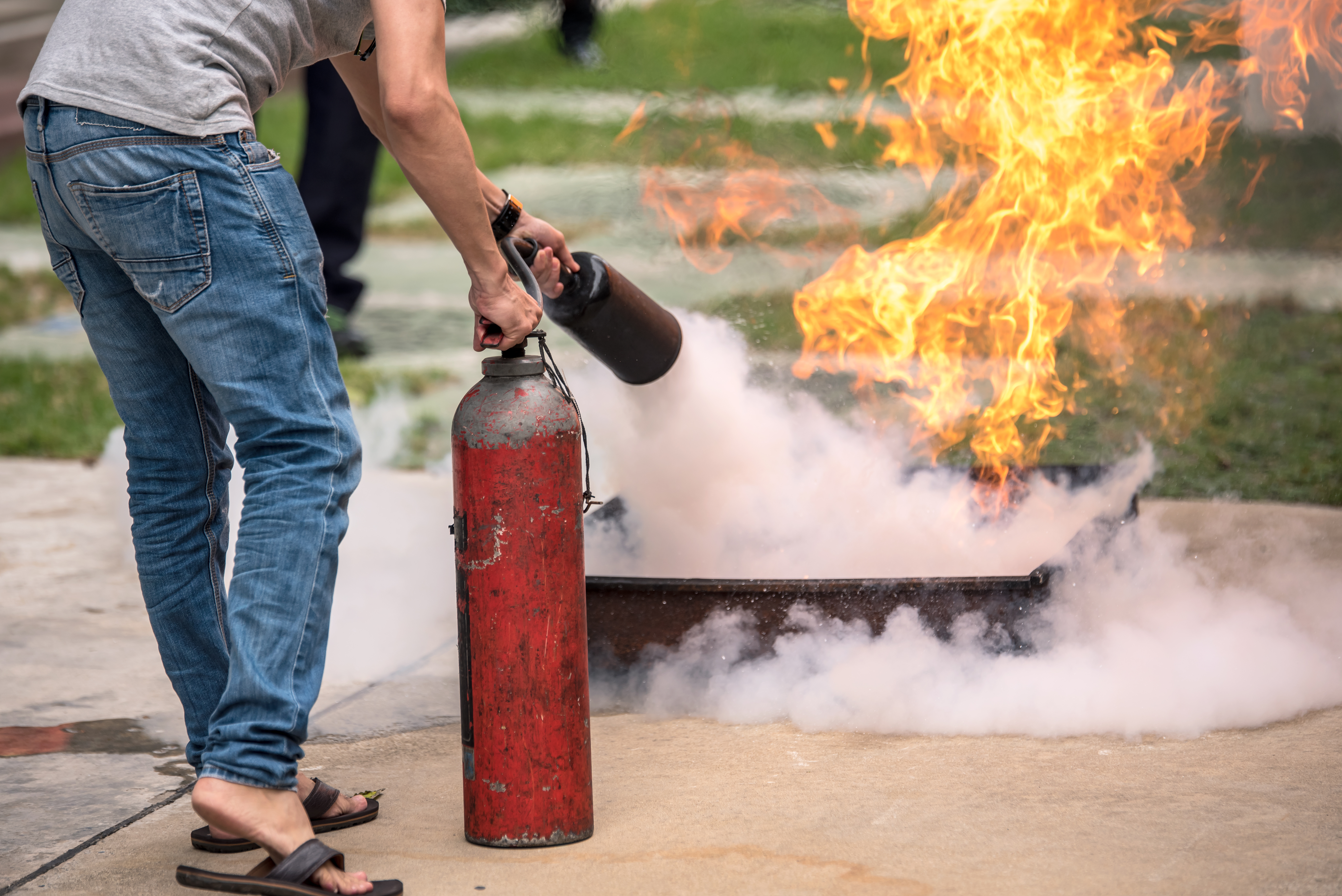 Extincteur qui éteinds un incendie